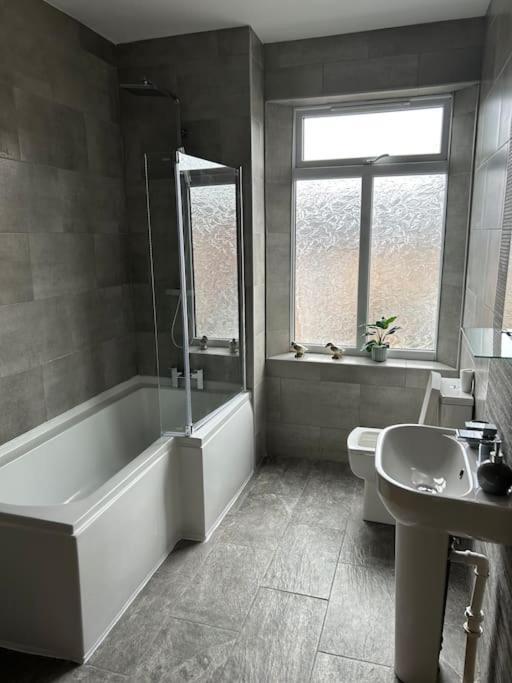 ניוקאסל אנדר ליים Spacious Homely 3 Bed Property מראה חיצוני תמונה