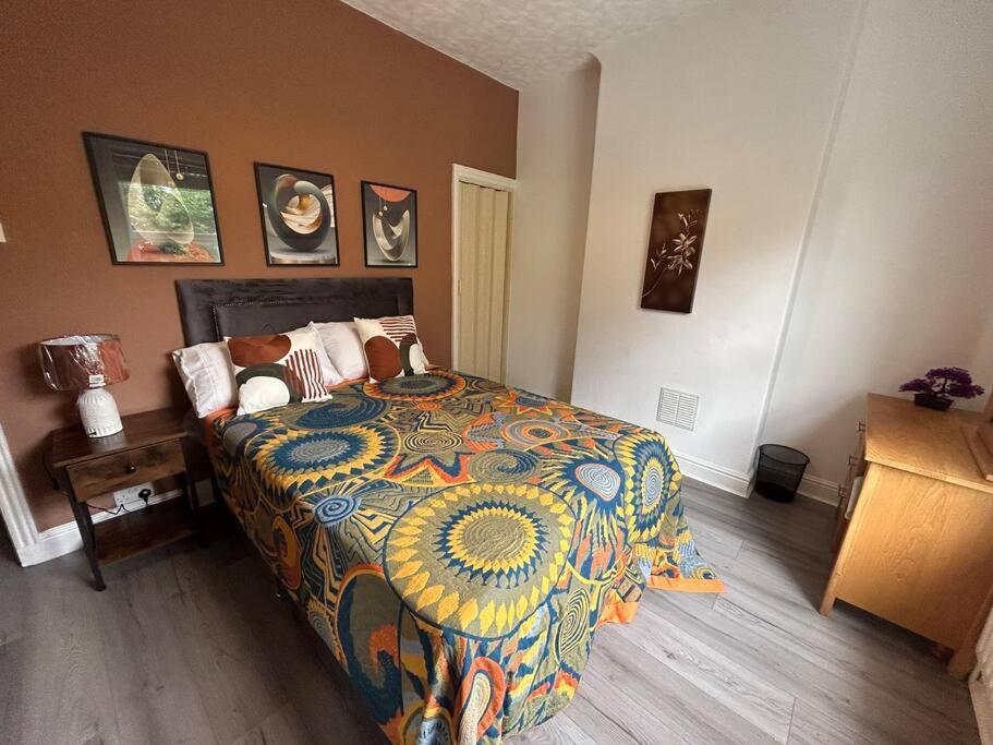 ניוקאסל אנדר ליים Spacious Homely 3 Bed Property מראה חיצוני תמונה